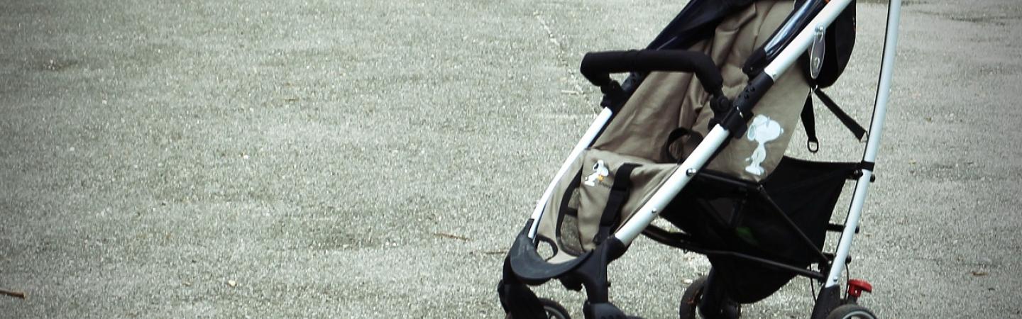 Poussette abandonnée dans la rue